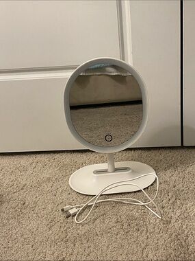 Light up vanity mirror